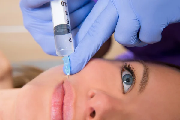 Jeringa de mesoterapia facial antienvejecimiento en la cara de la mujer — Foto de Stock