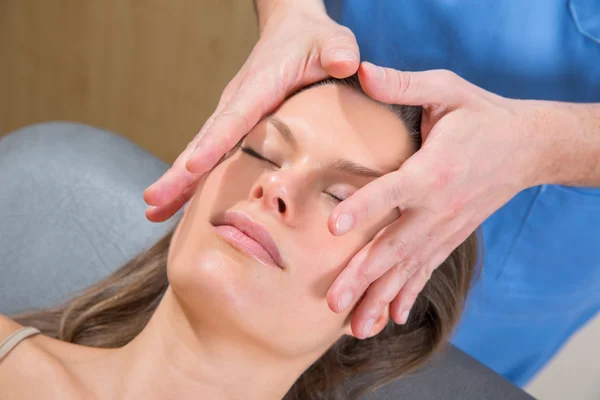 Massagem facial terapia relaxante no rosto da mulher — Fotografia de Stock