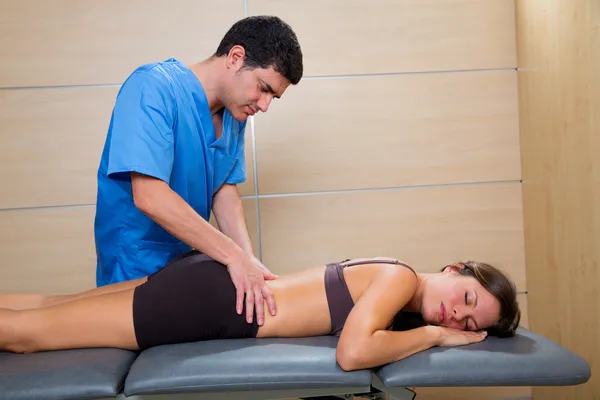 Médico exploración lumbar en paciente mujer — Foto de Stock