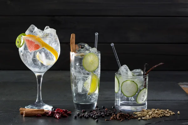 Gin tonic cocktails with lima cucumber and grapefruit — Stock Photo, Image