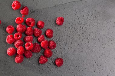 böğürtlen ahududu siyah arduvaz arka planda