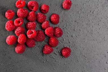 böğürtlen ahududu siyah arduvaz arka planda