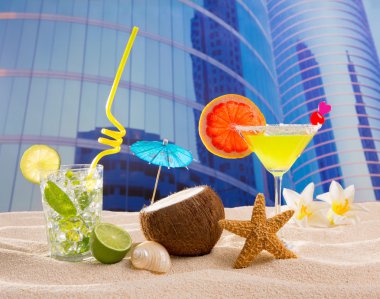 Kentsel şehir binaları mojito margarita kokteyl