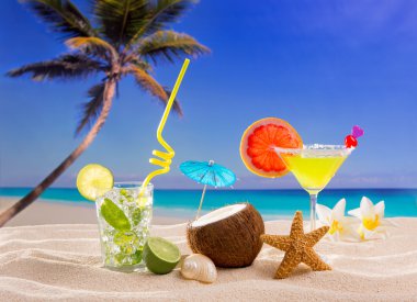 Karayip tropik sahil kokteyller mojito margarita