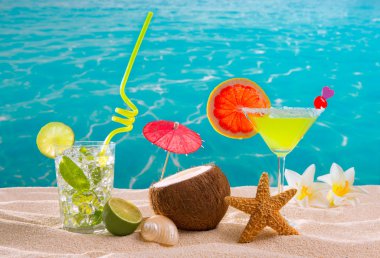 Karayip tropik sahil kokteyller mojito margarita