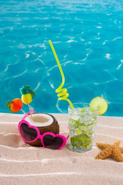 Mojito sahil kumu ile Hindistan cevizi ve güneş gözlüğü üzerinde kokteyl