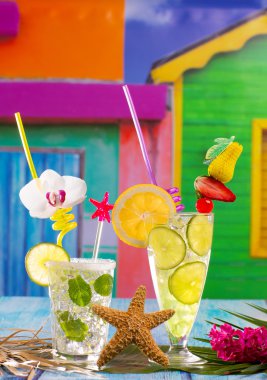tropikal mavi ahşap mojito ve limon kireç kokteyl