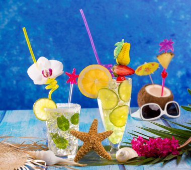 tropikal mavi ahşap mojito ve limon kireç kokteyl