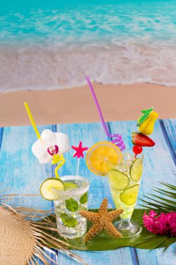 tropikal mavi ahşap mojito ve limon kireç kokteyl