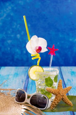 cubn mojito Karayip tropik mavi ahşap kokteyl