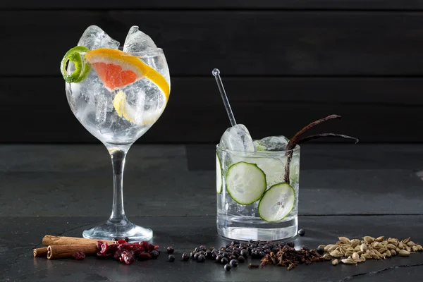 Gin tonic cocktails with lima cucumber and grapefruit — Stock Photo, Image