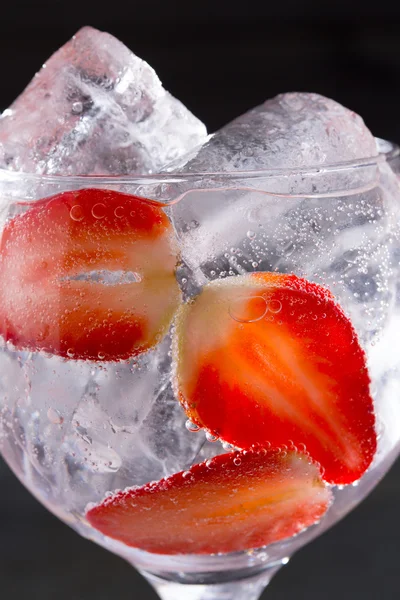 Gin tonic cocktail with strawberries ice macro closeup — Stock Photo, Image