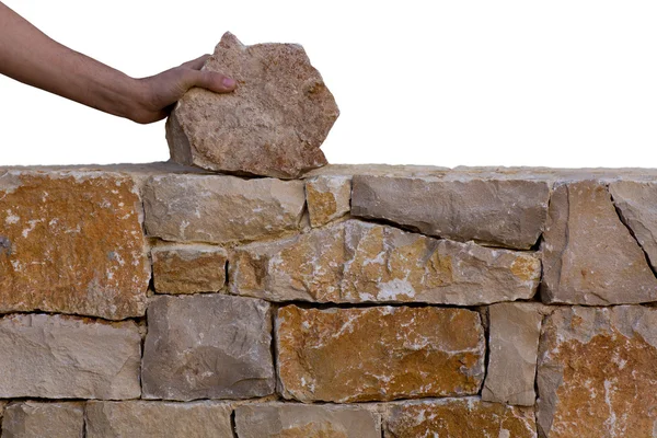 Mason manos trabajando en la pared de piedra de mampostería —  Fotos de Stock