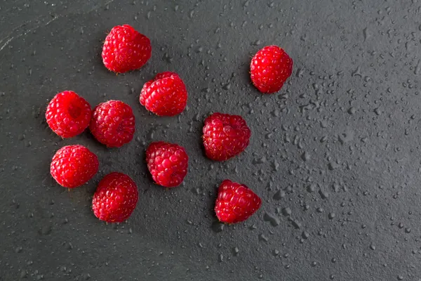 블랙 슬레이트 배경에 딸기 딸기 — 스톡 사진