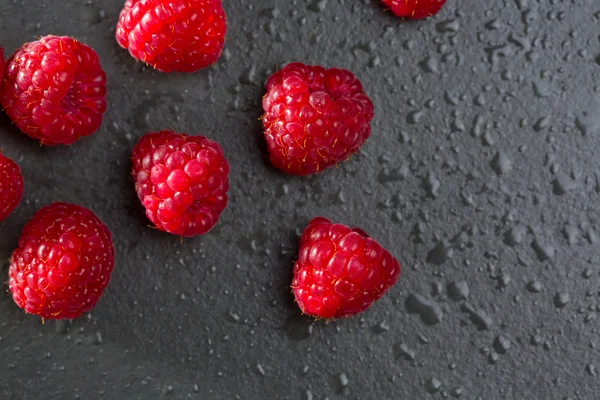 블랙 슬레이트 배경에 딸기 딸기 — 스톡 사진
