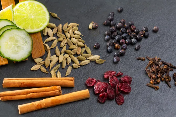 Gewürznelken Kardamom Zimt Wacholderbeeren und Preiselbeeren — Stockfoto