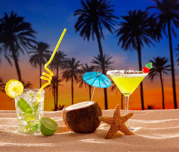 Playa cóctel puesta de sol en palmera arena mojito margarita — Foto de Stock