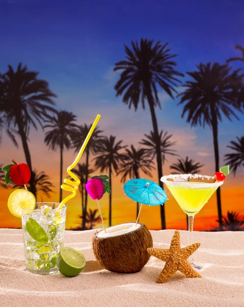 Playa cóctel puesta de sol en palmera arena mojito margarita —  Fotos de Stock
