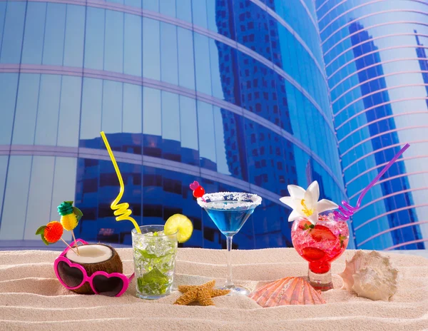 Cocktails mojito margarita in urban city buildings — Stock Photo, Image