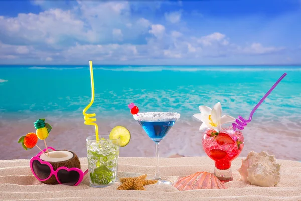 Stranden tropiska drinkar på vita sand mojito blue hawaii — Stockfoto