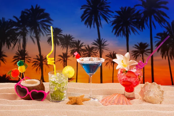Tropical cocktails on white sand mojito on sunset palm trees — Stock Photo, Image