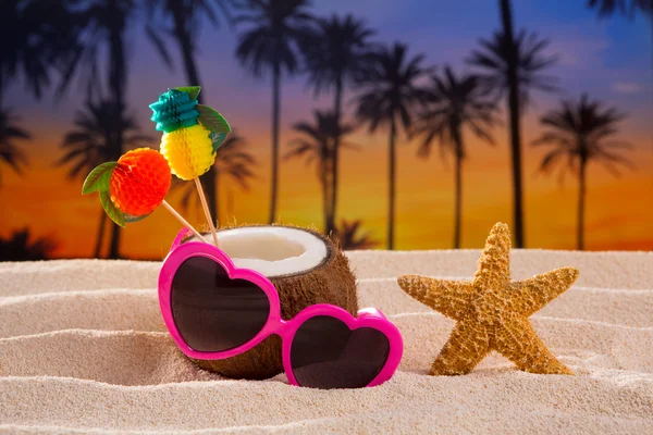 Coco cocktail em areia tropical praia coração óculos de sol — Fotografia de Stock
