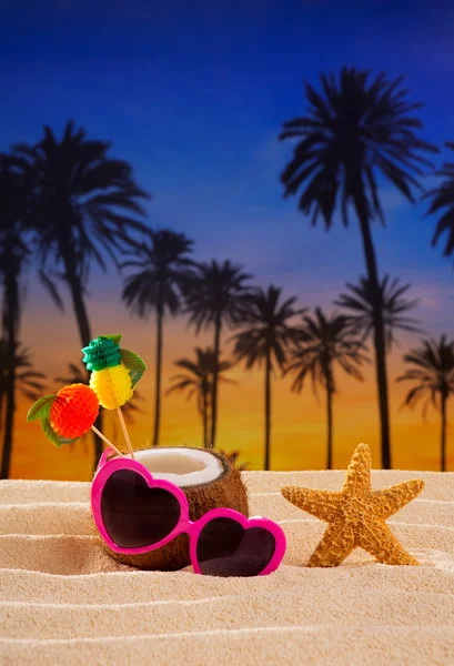 Coconut cocktail on tropical sand beach heart sunglasses — Stock Photo, Image