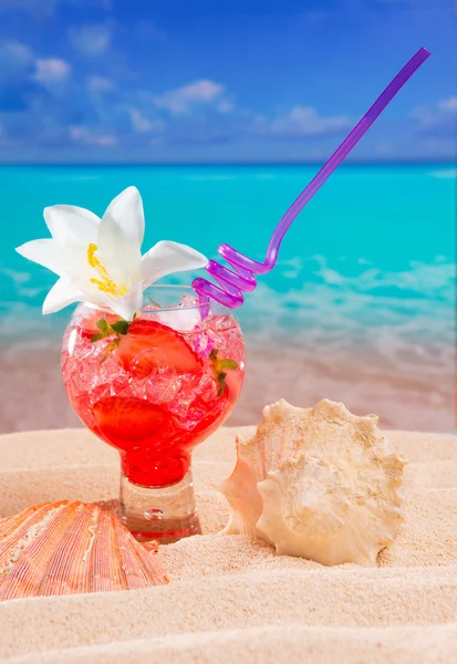 Beach tropical red cocktail on caribbean white sand flower — Stock Photo, Image