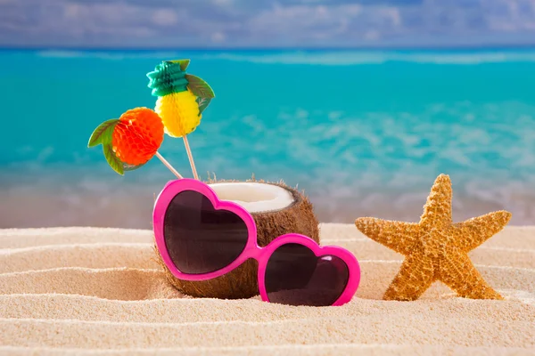 Coconut cocktail on tropical sand beach heart sunglasses — Stock Photo, Image