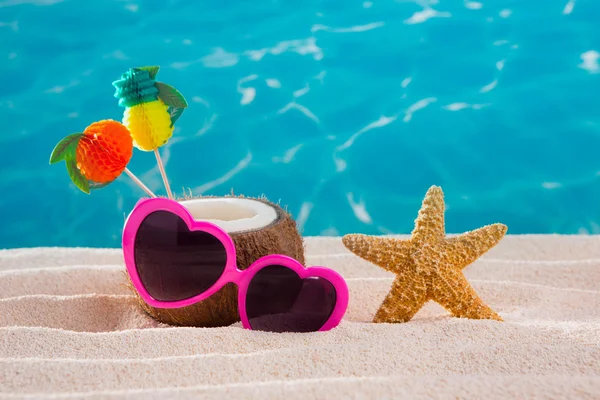 Cocktail di cocco sulla spiaggia tropicale occhiali da sole cuore — Foto Stock