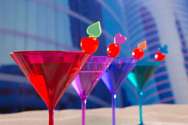 Färggrann cocktail i rad med körsbär sand i urbana staden — Stockfoto