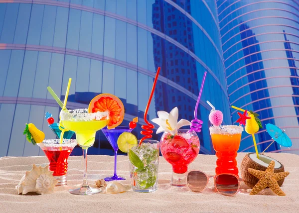 Colorful tropical cocktails in summer at city buildings — Stock Photo, Image