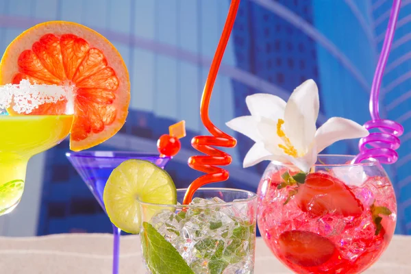 Colorful tropical cocktails in summer at city buildings — Stock Photo, Image