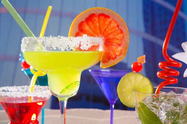 Värikkäitä trooppisia cocktaileja kesällä kaupungin rakennuksissa — kuvapankkivalokuva