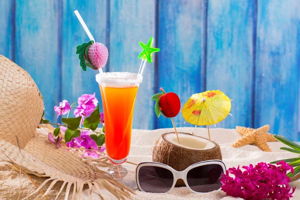 Tropical cocktails on blue wood and sand sex on the beach — Stock Photo, Image