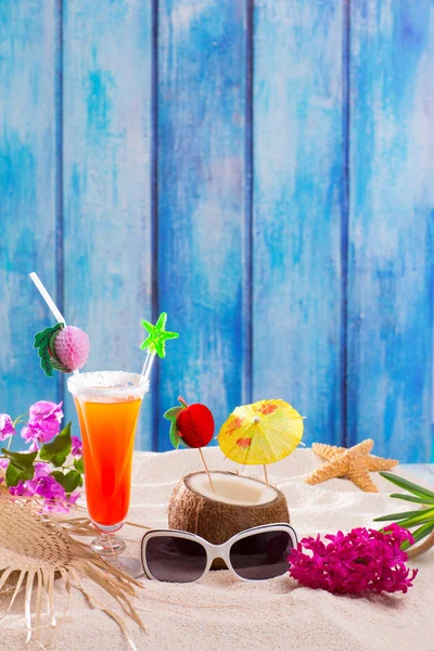 Tropische cocktails op blauwe hout en zand seks op het strand — Stockfoto