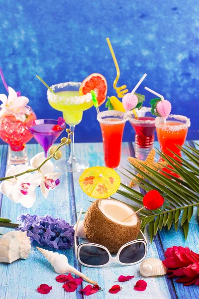 Cocktail misti colorati in legno tropicale blu — Foto Stock