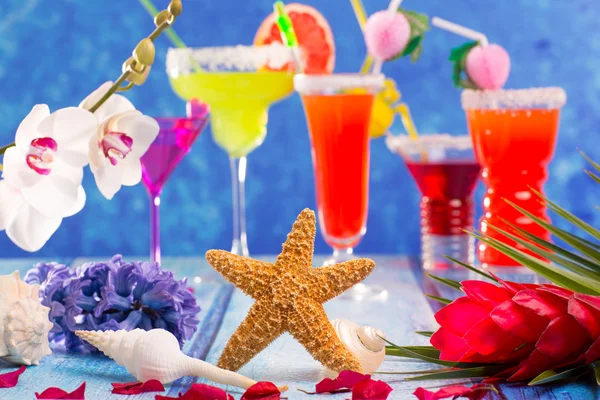 Cocktail misti colorati in legno tropicale blu — Foto Stock