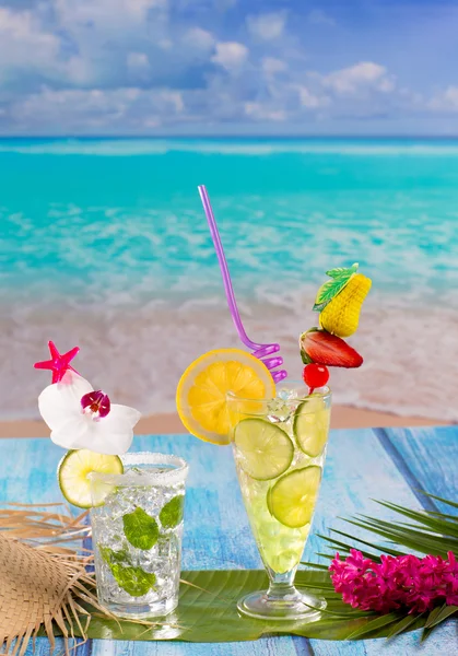 Mojito and lemon lime Cocktails in tropical blue wood — Stock Photo, Image
