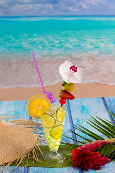 Mojito cocktail al limone e lime sulla spiaggia tropicale — Foto Stock