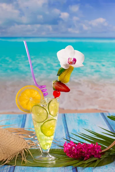 Lemon lime cocktail mojito on tropical beach — Stock Photo, Image