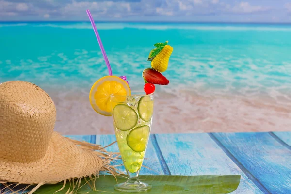 Lemon lime koktejl mojito na tropické pláži — Stock fotografie