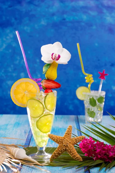 Mojito and lemon lime Cocktails in tropical blue wood — Stock Photo, Image