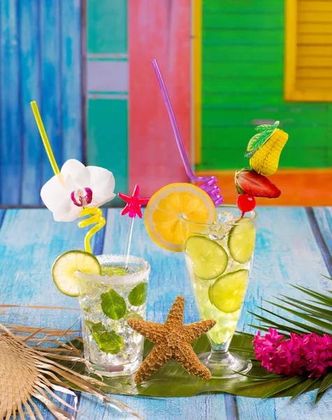 Mojito e lime al limone Cocktail in legno tropicale blu — Foto Stock