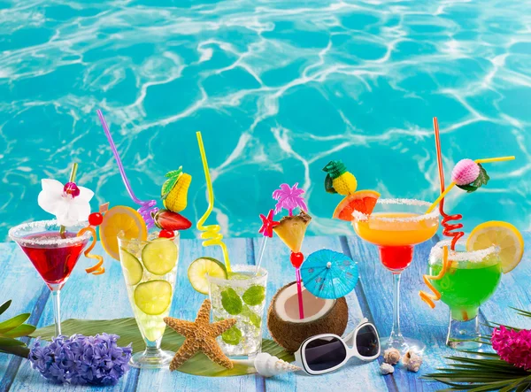 Kleurrijke vele tropische cocktails in tropisch blauwe hout — Stockfoto