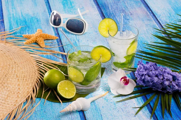 Cuban Mojito cocktail in tropical blue wood flowers and starfish — Stock Photo, Image