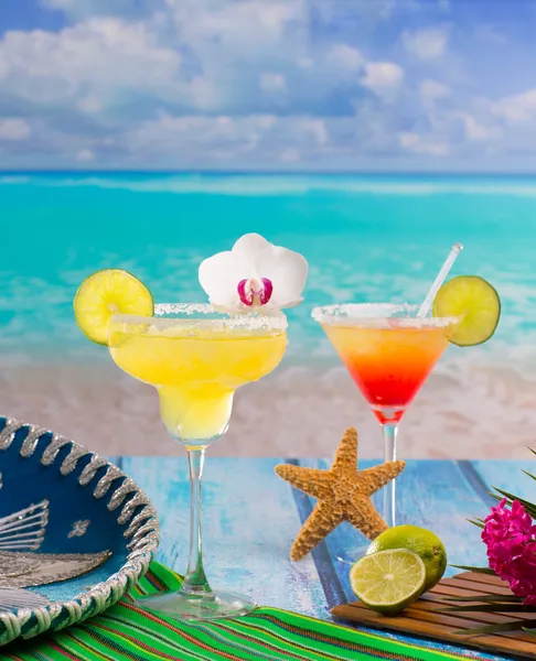 Cocktails Margarita and sex on the beach on blue CaribbeanCockta — Stock Photo, Image