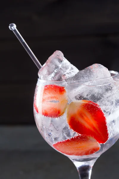 Gin con fresas fotos de stock, imágenes Gin fresas sin royalties | Depositphotos