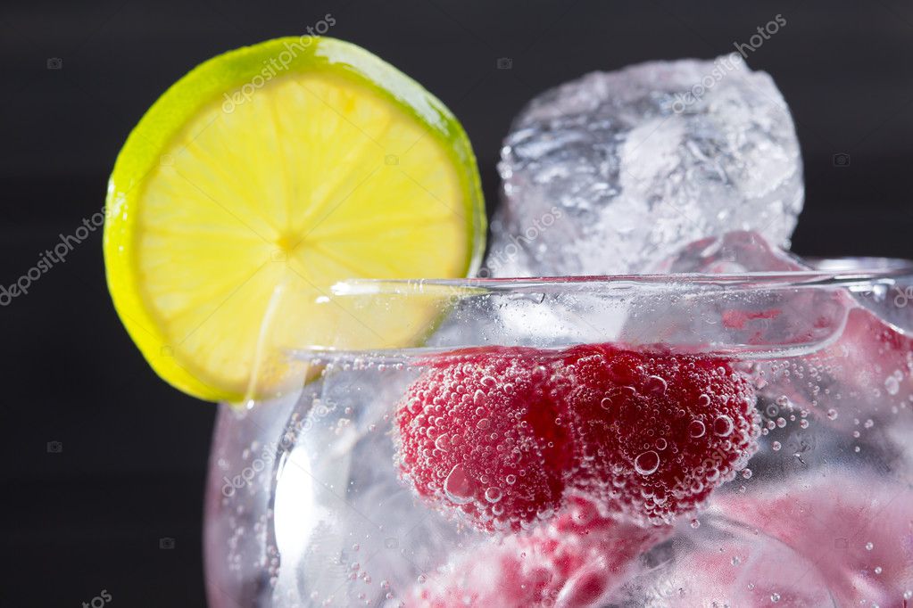Gin tonic cocktail met framboos en ijs macro closeup — Stockfoto © lunamarina 25350599