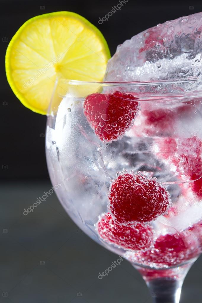 gin tonic cocktail met framboos en ijs macro closeup — Stockfoto
